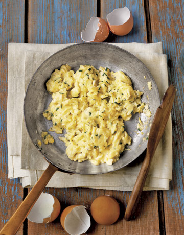scrambled eggs with cheese and chives, kids breakfast recipe